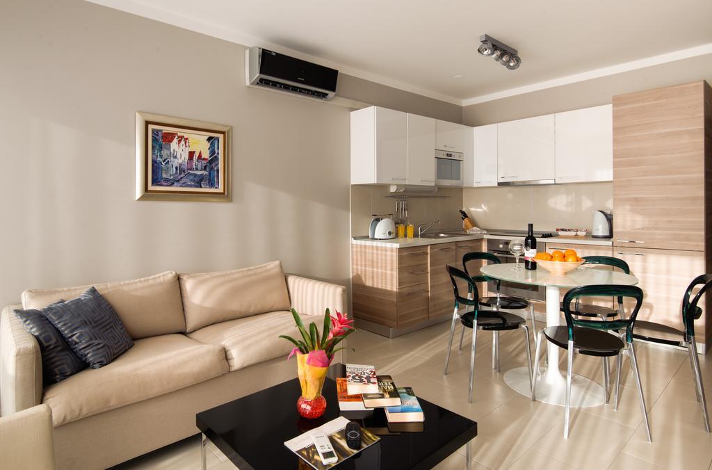 Sunset Apartments โปดสตรานา ภายนอก รูปภาพ